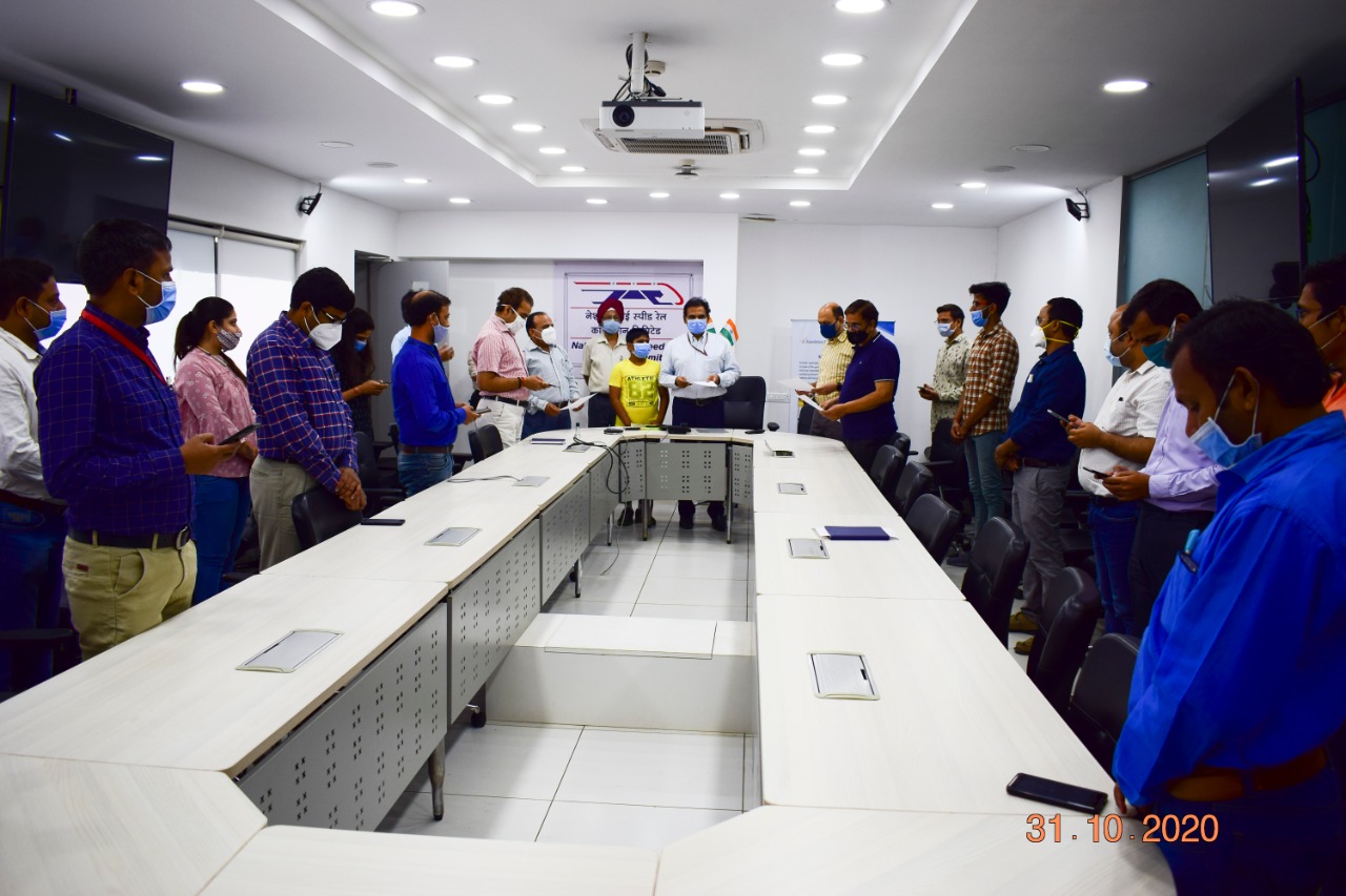 राष्ट्रीय एकता दिवस 2020: कॉर्पोरेट एवं परियोजना कार्यालयों में सभी NHSRCL अधिकारियों द्वारा शपथ ग्रहण